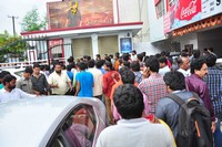 Srimanthudu Benefit Show Hungama at Siva Parvathy Theatre
